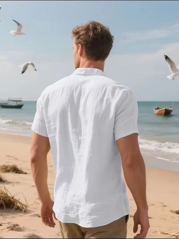 Stijlvol casual heren overhemd met korte mouwen en een borstzak. Comfortabel voor de zomer.