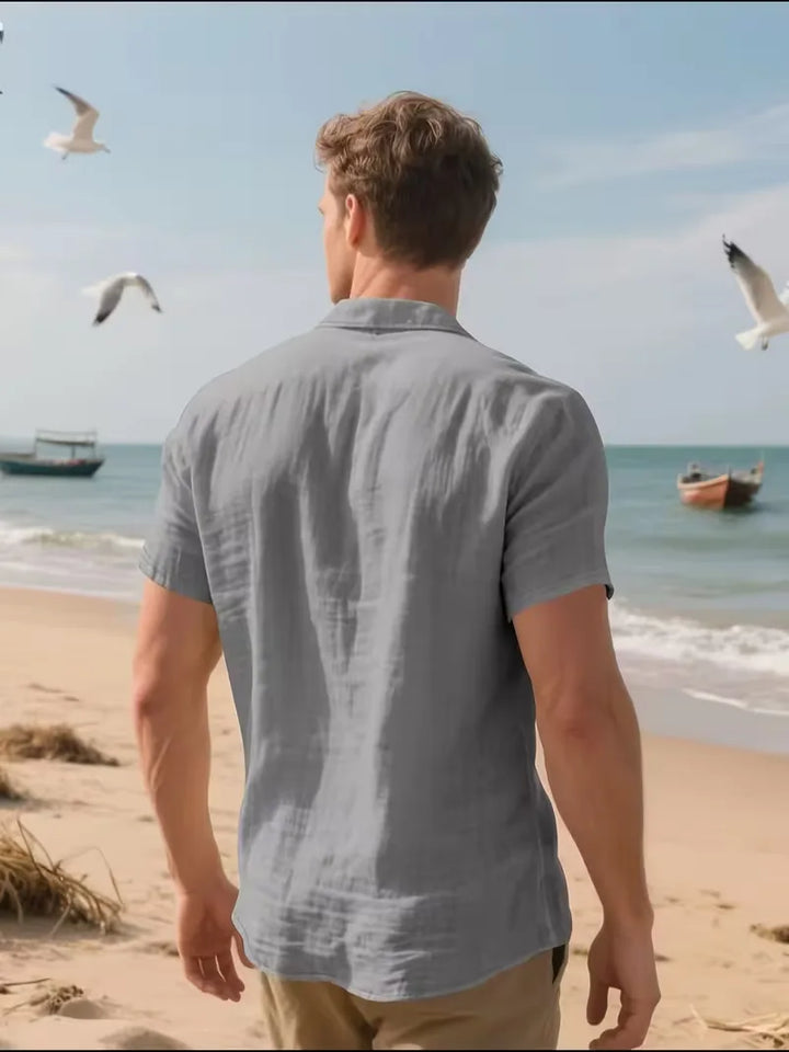Casual heren overhemd korte mouw met borstzak, in een ontspannen setting, zomerproof.