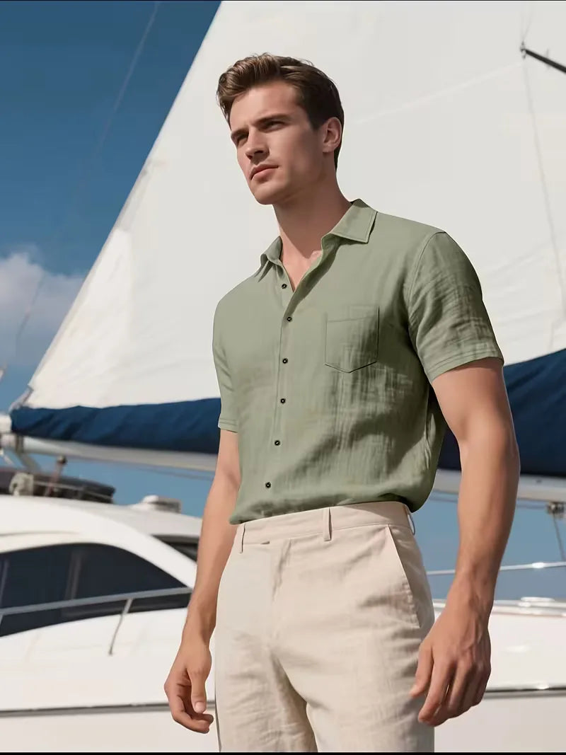 Detail van de borstzak op een casual heren overhemd met korte mouwen, ideaal voor de zomer.