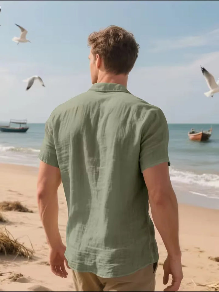 Textuur van de stof van een heren overhemd korte mouw, ademend en perfect voor de zomer.