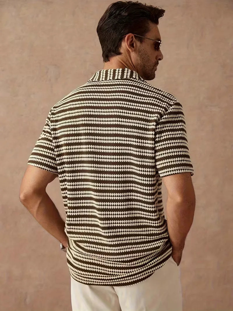 Koffie kleur heren overhemd, korte mouw, met fijne jacquard strepen, V-hals en comfortabele regular fit.