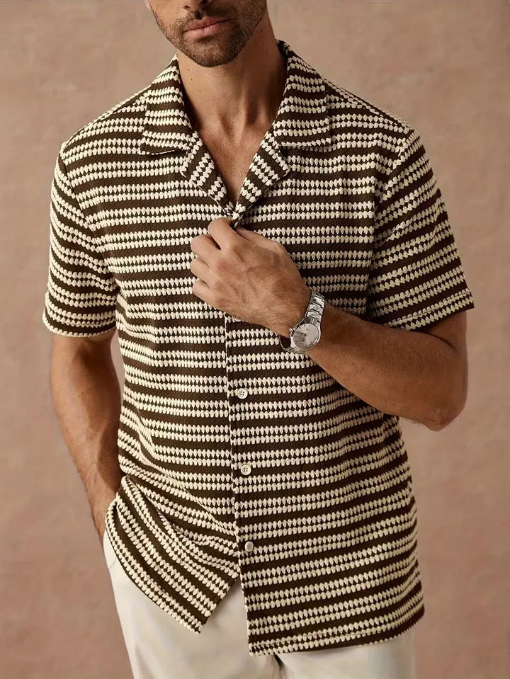 Modern heren overhemd korte mouw met jacquard streep patroon. Ideaal voor een casual, stijlvolle zomerlook.