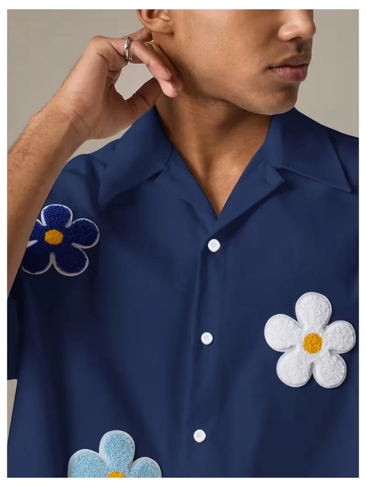 Zomerse strandkleding: heren overhemd met korte mouwen en kleurrijke bloemenprint.