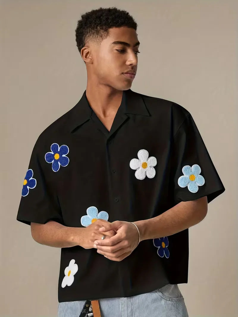 Korte mouw heren overhemd met bloemenprint, modieus en perfect voor warme zomerdagen.