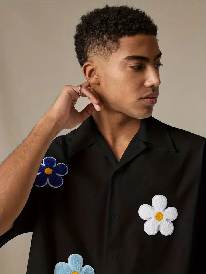 Vakantie-ready herenoverhemd, korte mouw, met zomerse bloemenprint en V-hals.