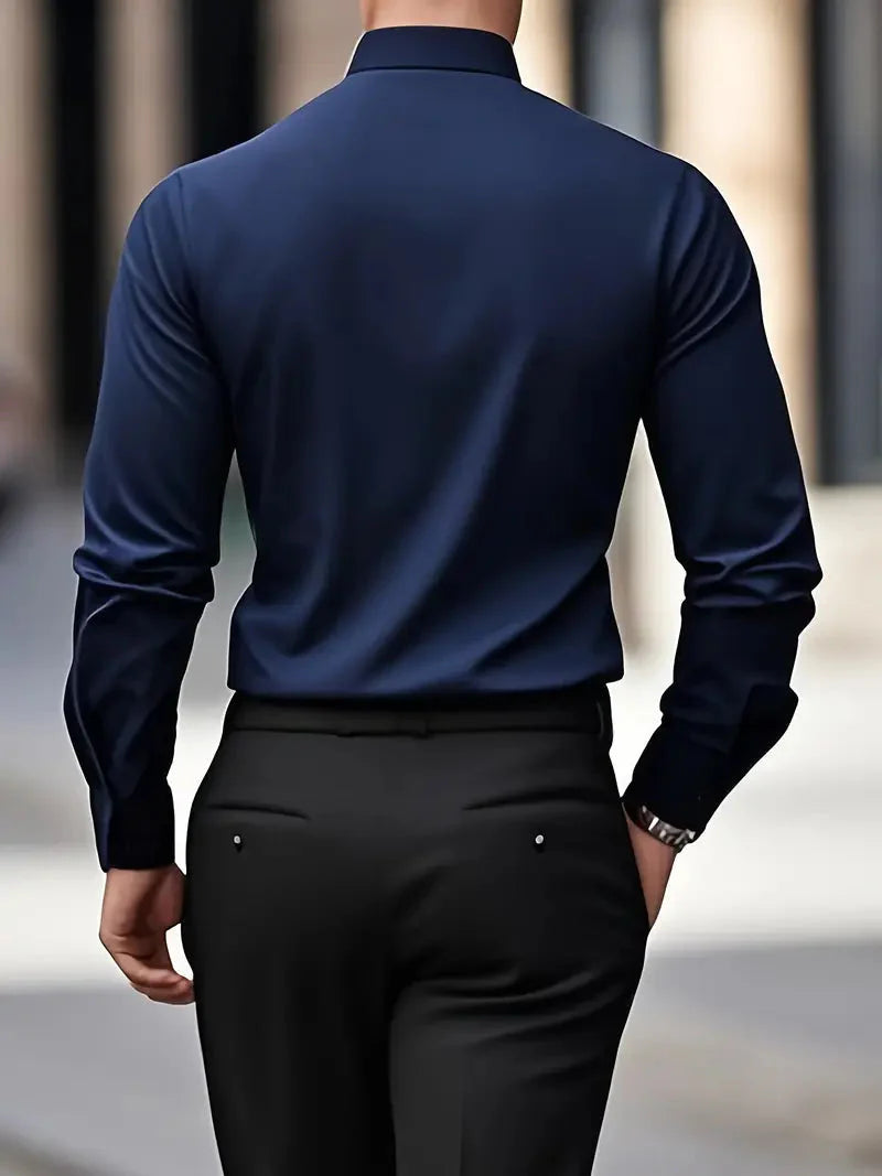 Manchet van een stijlvol heren overhemd slim fit, lange mouwen, met knoopsluiting.