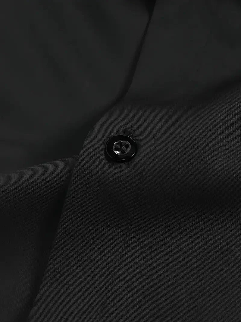 Klassiek zwart heren overhemd slim fit, lange mouwen, kentkraag, voor een avondje uit of kantoor.