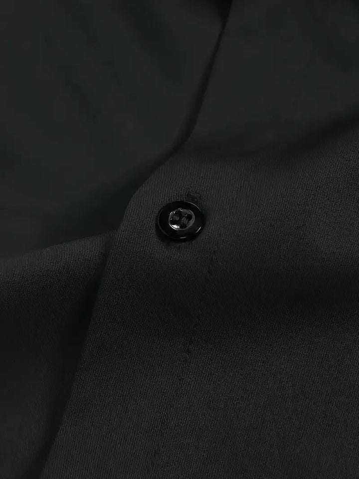Klassiek zwart heren overhemd slim fit, lange mouwen, kentkraag, voor een avondje uit of kantoor.