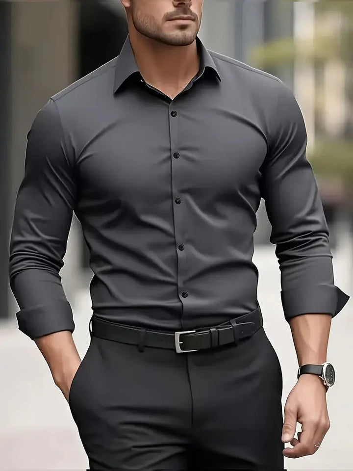 Detail van de kentkraag op een strak slim fit heren overhemd met lange mouwen, kwaliteit.