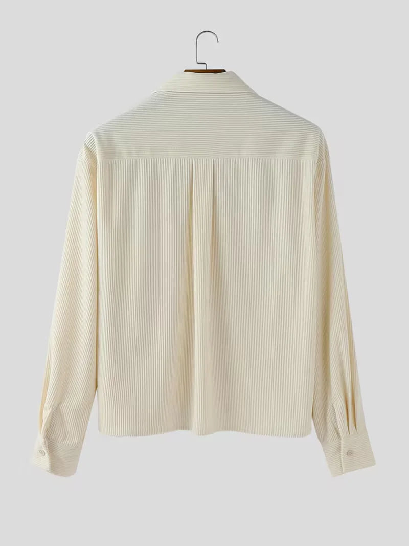 Modern heren casual overhemd, oversized fit, V-hals, lange mouwen, ideaal voor streetwear outfits.