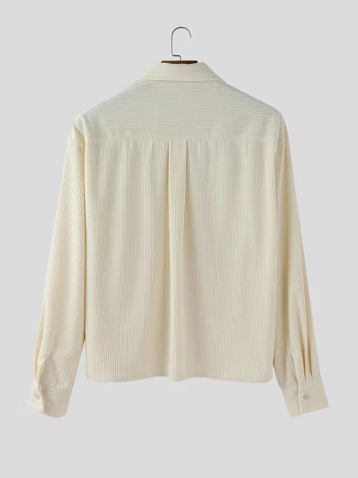 Modern heren casual overhemd, oversized fit, V-hals, lange mouwen, ideaal voor streetwear outfits.
