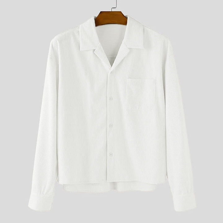 Zwart oversized herenoverhemd, casual V-hals, lange mouwen, ideaal voor een relaxte, stijlvolle look.