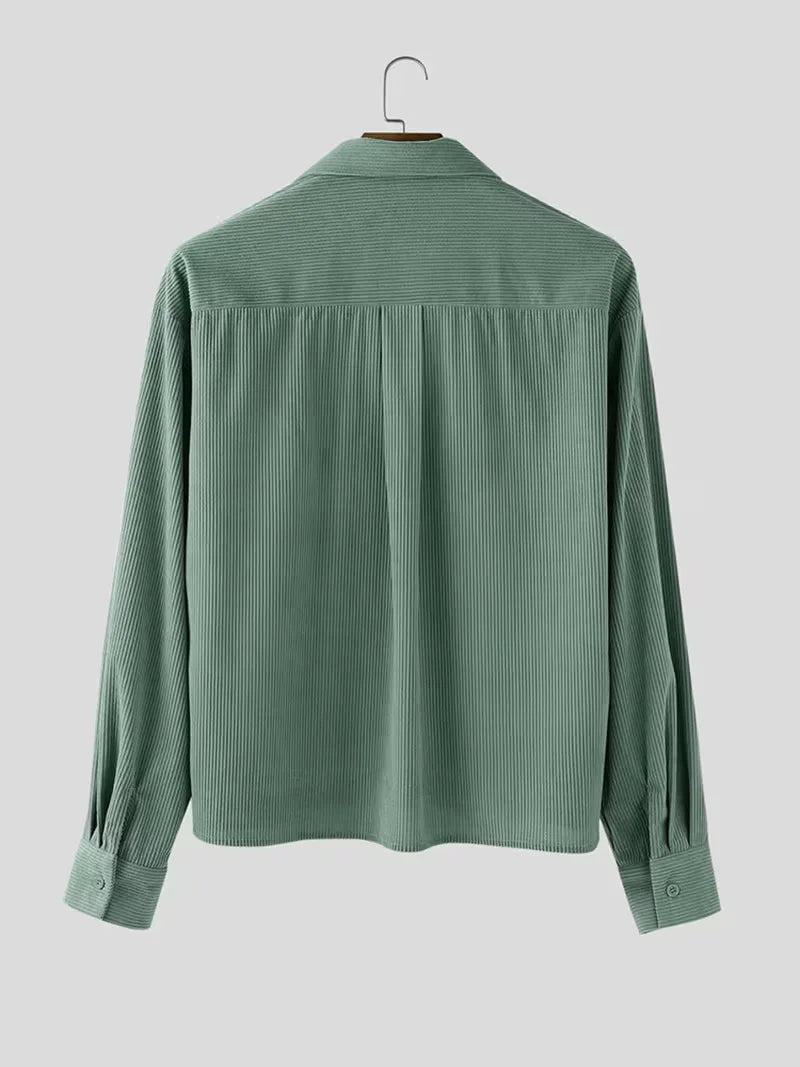 Zwart heren casual overhemd, oversized model, V-hals en lange mouwen, perfect voor een relaxte look.