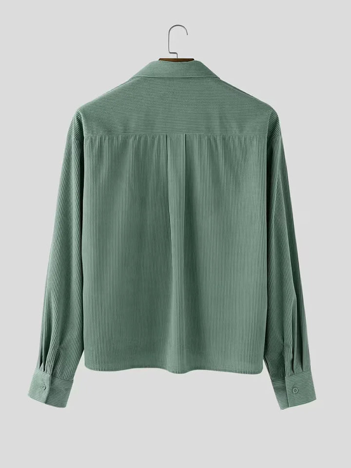 Zwart heren casual overhemd, oversized model, V-hals en lange mouwen, perfect voor een relaxte look.