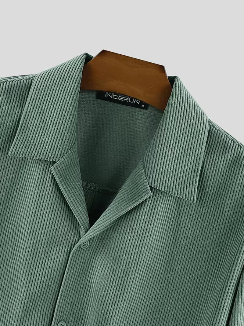 Comfortabel oversized herenoverhemd met V-hals, lange mouwen, geschikte streetwear kleding voor herfst.