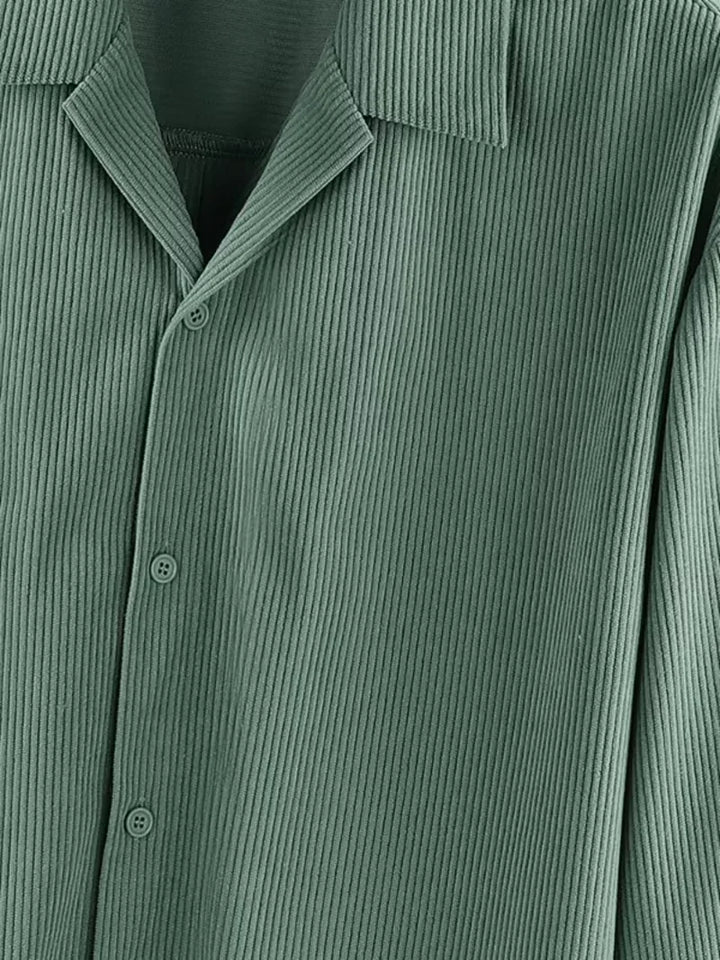 Grijs herenoverhemd, casual V-hals design, oversized en met lange mouwen, voor een moderne lente look.