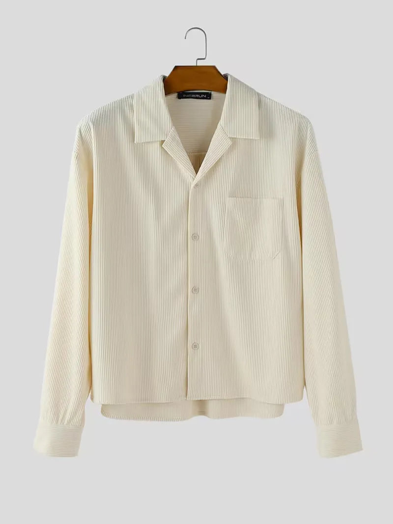 Wit herenoverhemd, oversized en casual, met V-hals en lange mouwen, voor een frisse, modieuze look.