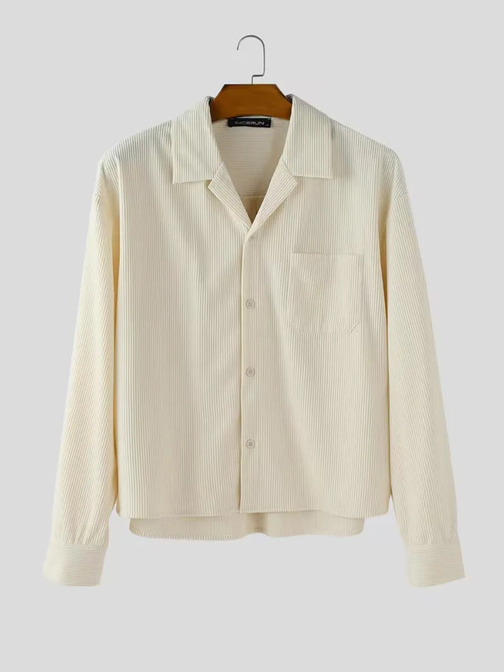 Wit herenoverhemd, oversized en casual, met V-hals en lange mouwen, voor een frisse, modieuze look.