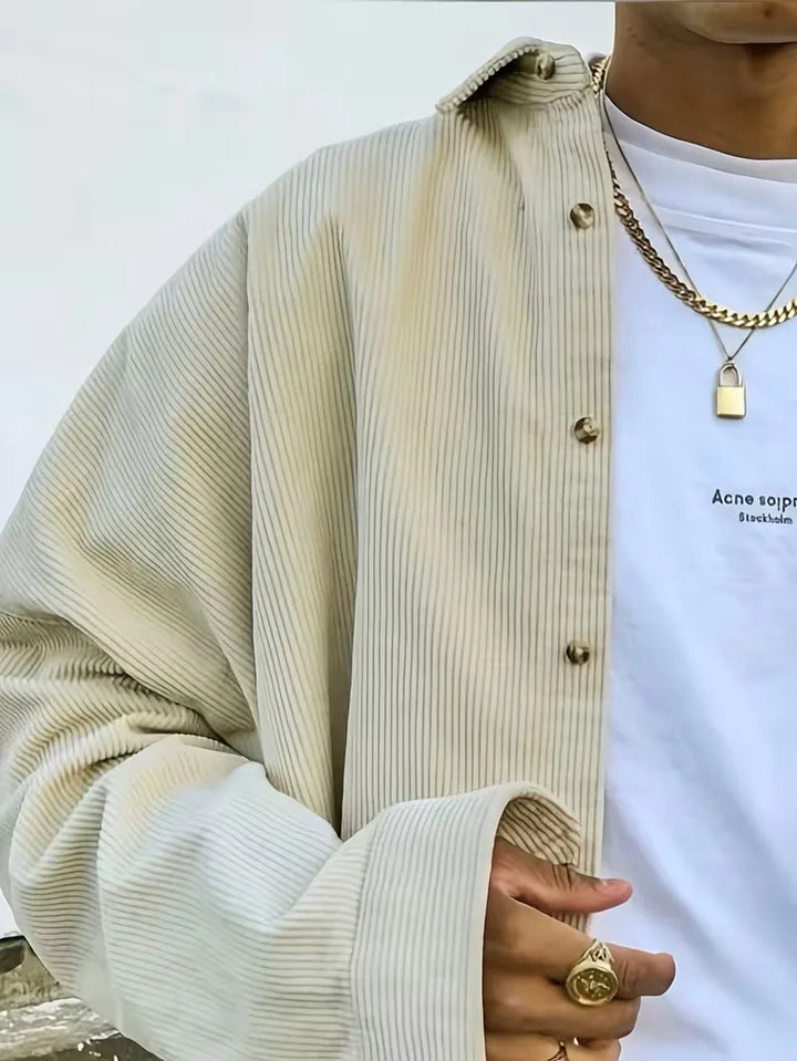 Beige oversized corduroy bomberjack voor heren. Modieus en comfortabel herenjack, ideaal voor casual outfits.