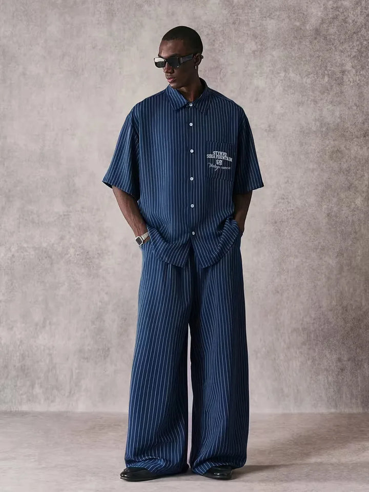 Heren oversized overhemd met korte mouwen, relaxte pasvorm en donkerblauwe verticale strepen, ideaal voor zomerse casual look.