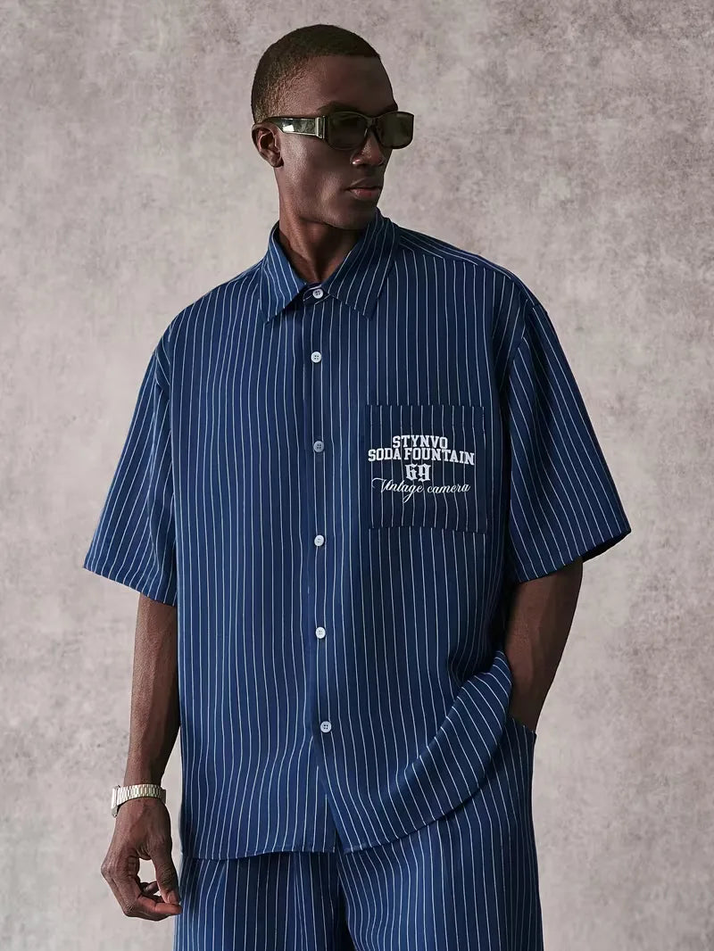 Comfortabel heren overhemd met korte mouw, oversized streetwear stijl, verticale strepen en trendy V-hals voor zomer.