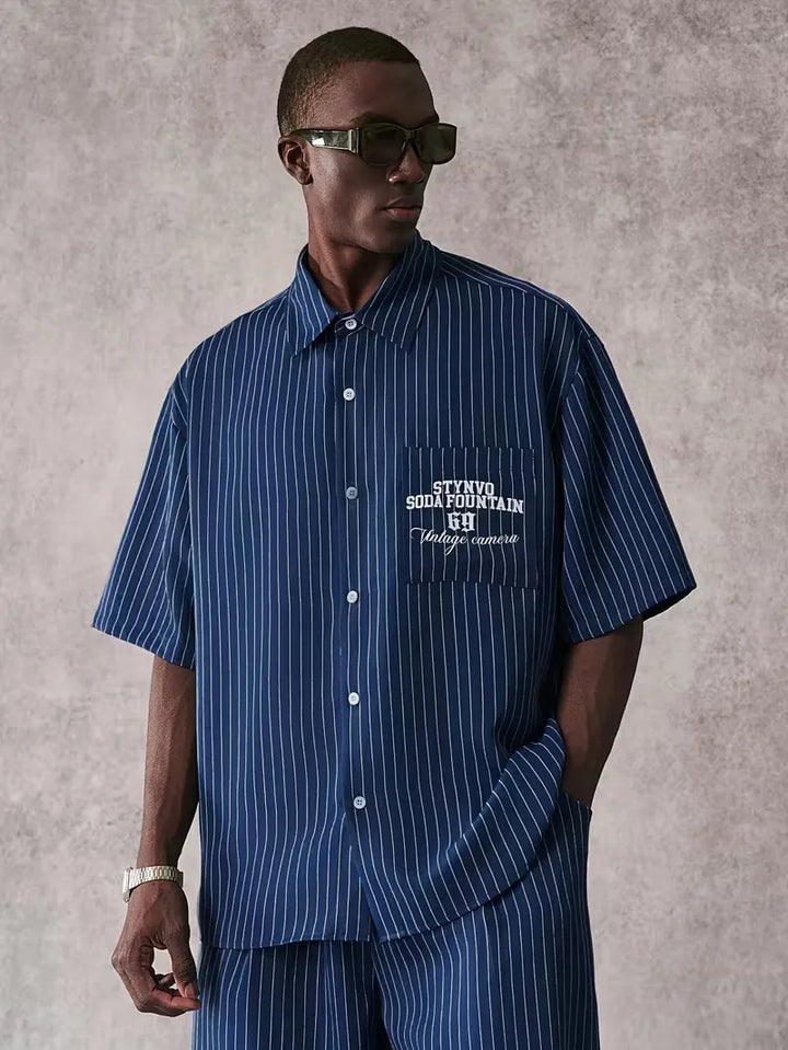Comfortabel heren overhemd met korte mouw, oversized streetwear stijl, verticale strepen en trendy V-hals voor zomer.