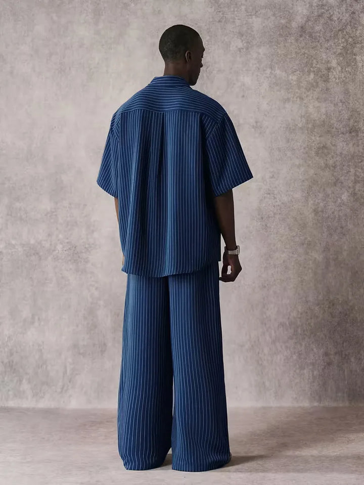 Donkerblauw heren oversized overhemd met korte mouwen en verticale strepen, perfect voor casual zomeravonden.