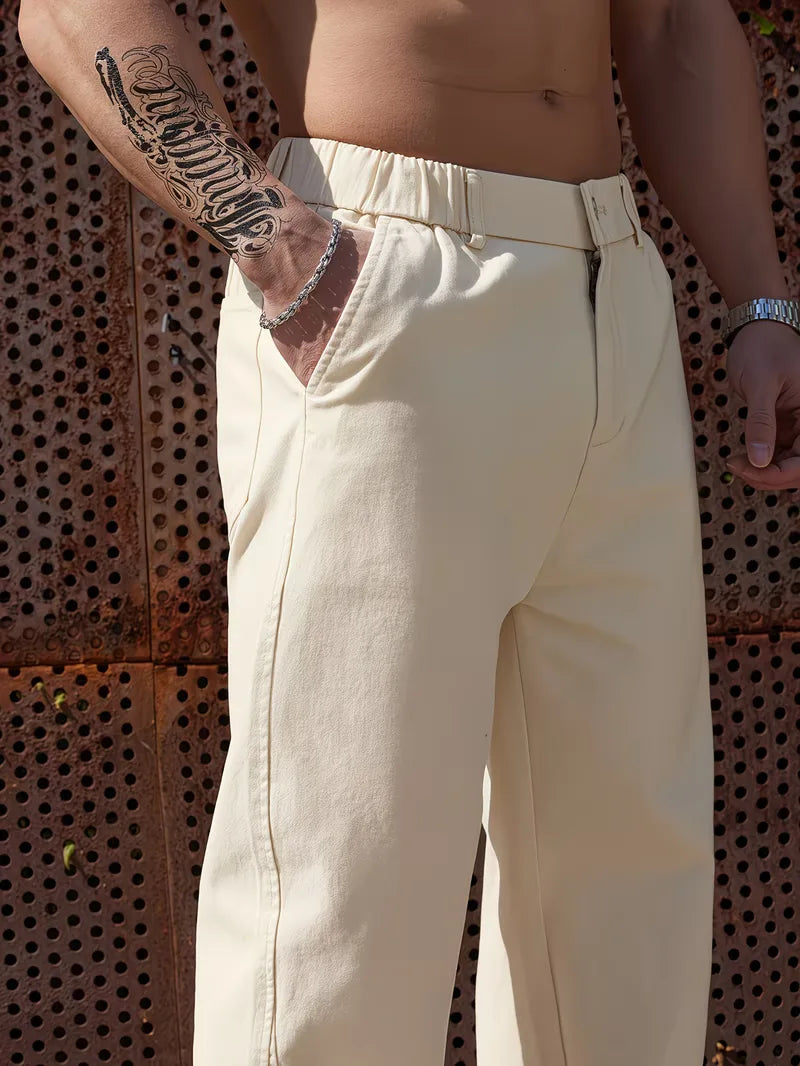Heren pantalon gedragen door model, toont comfortabele pasvorm en elastische band.