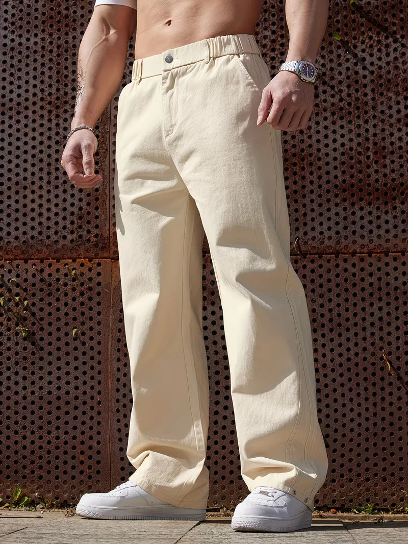 Platte legging van de heren pantalon, detail van de stof en elastische band.