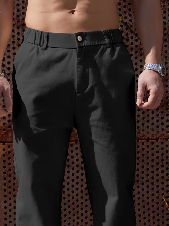 Reisvriendelijke heren pantalon, ademend en met elastische band voor maximaal comfort.