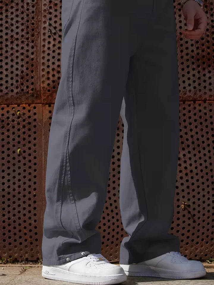 Zijaanzicht van de heren pantalon met wijde pijpen en comfortabele elastische band.