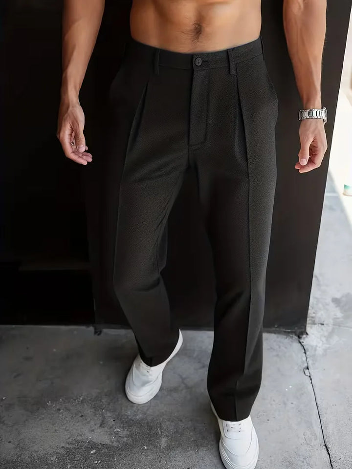 Heren pantalon met rechte pijpen, ideaal voor een zakelijke of smart casual look. Tijdloos en comfortabel.