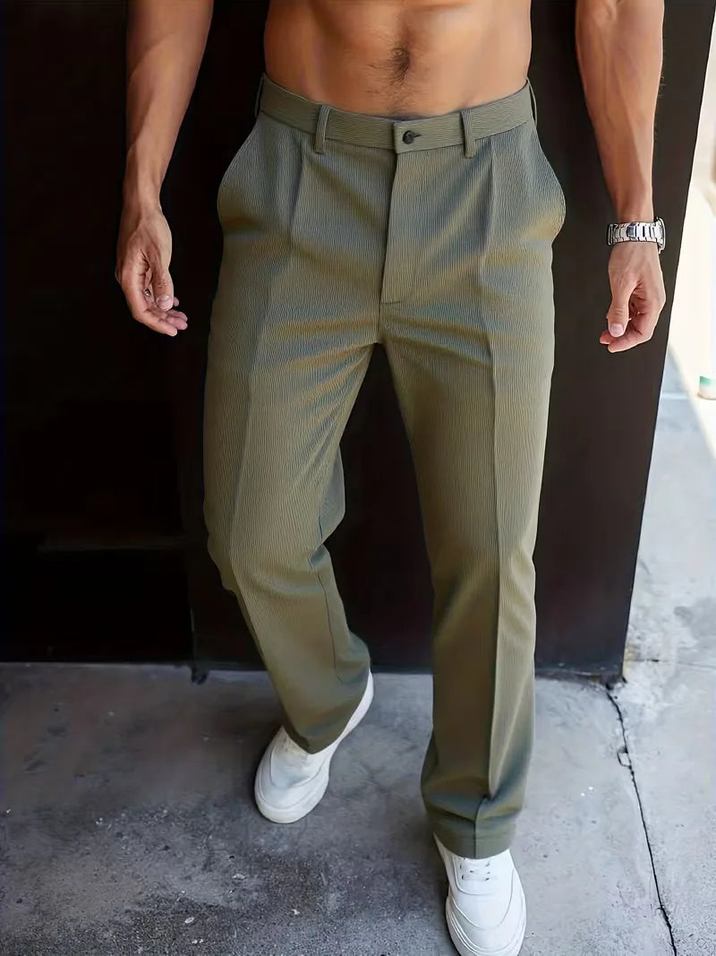 Tijdloze heren pantalon, rechte pijpen voor een nette uitstraling. Comfortabel en duurzaam.