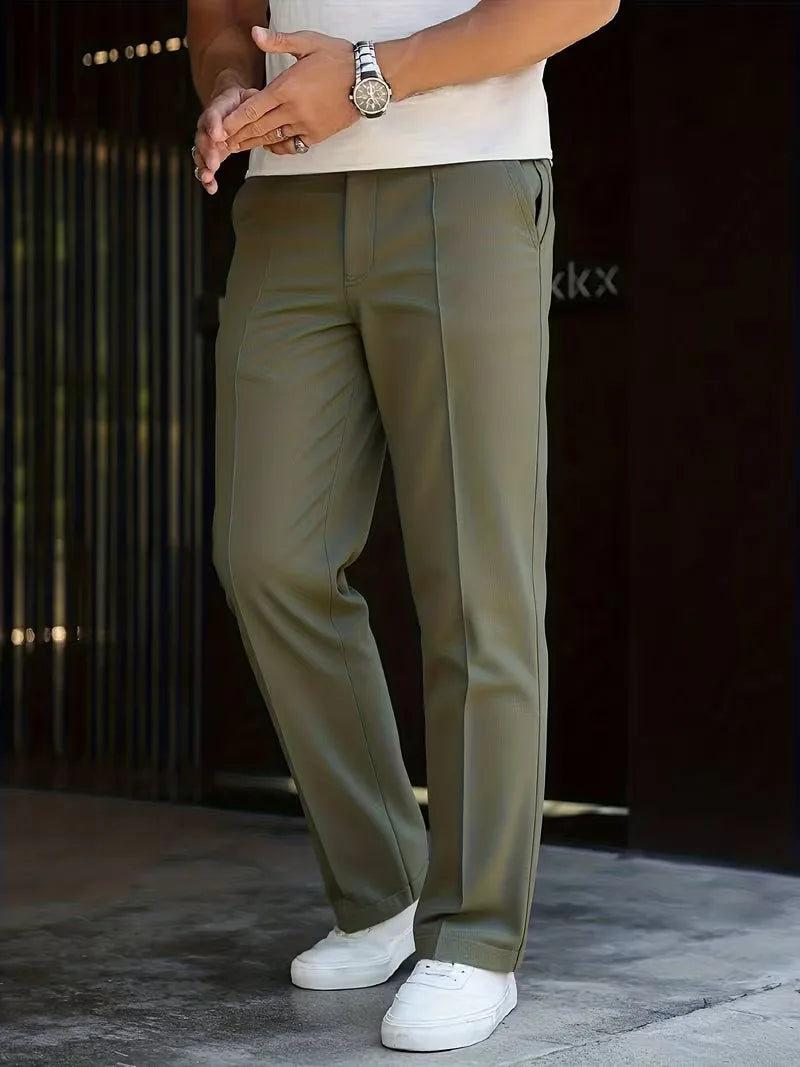 Comfortabele heren pantalon, rechte pijpen voor een moderne en tijdloze look. Effen kleur.