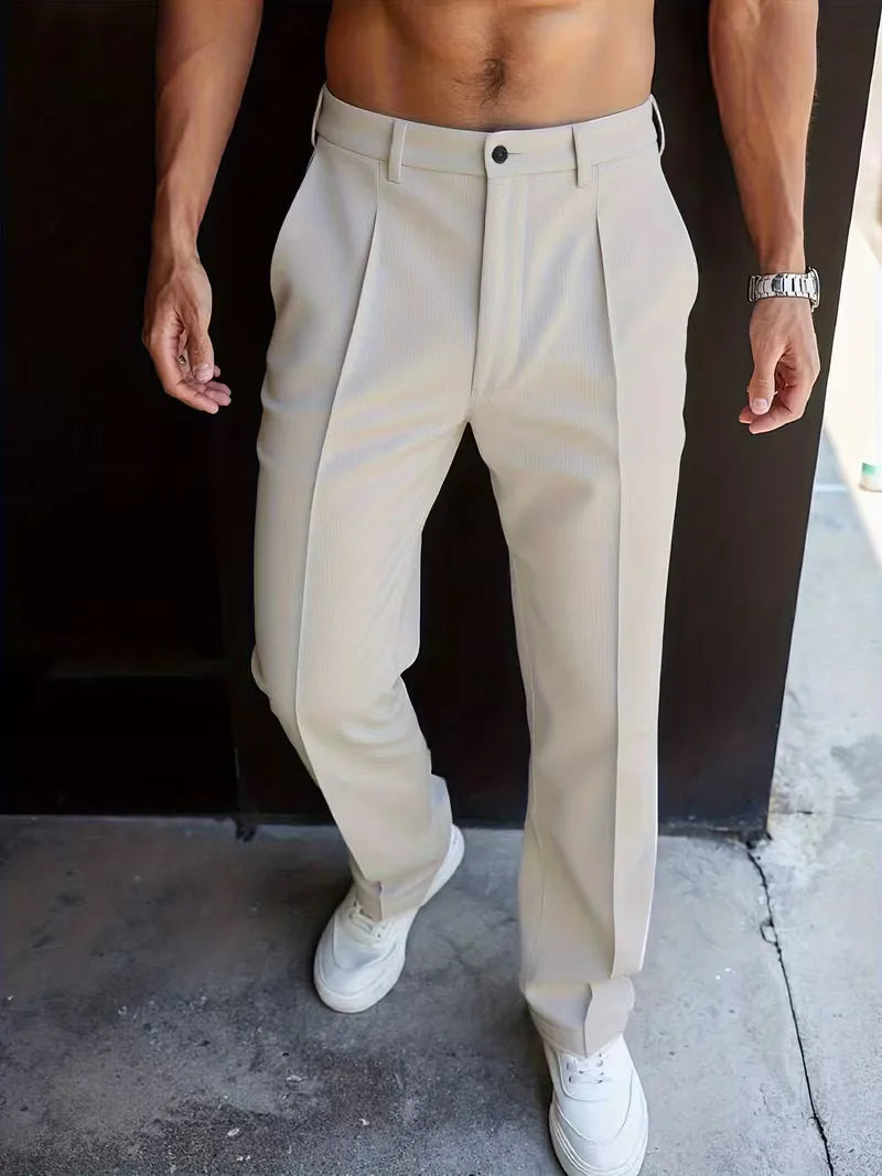 Klassieke herenbroek, rechte pijpen. Comfortabel en tijdloos, perfect voor de moderne man.