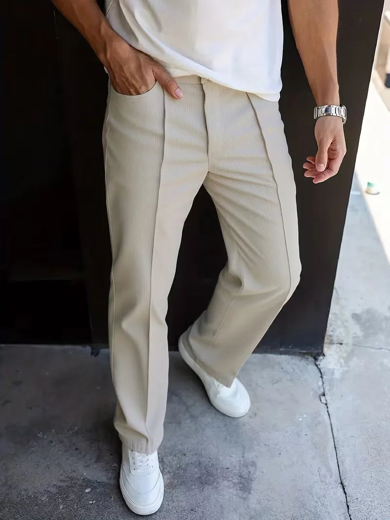 Effen heren pantalon met rechte pijpen, perfect voor een zakelijke of casual chic outfit.