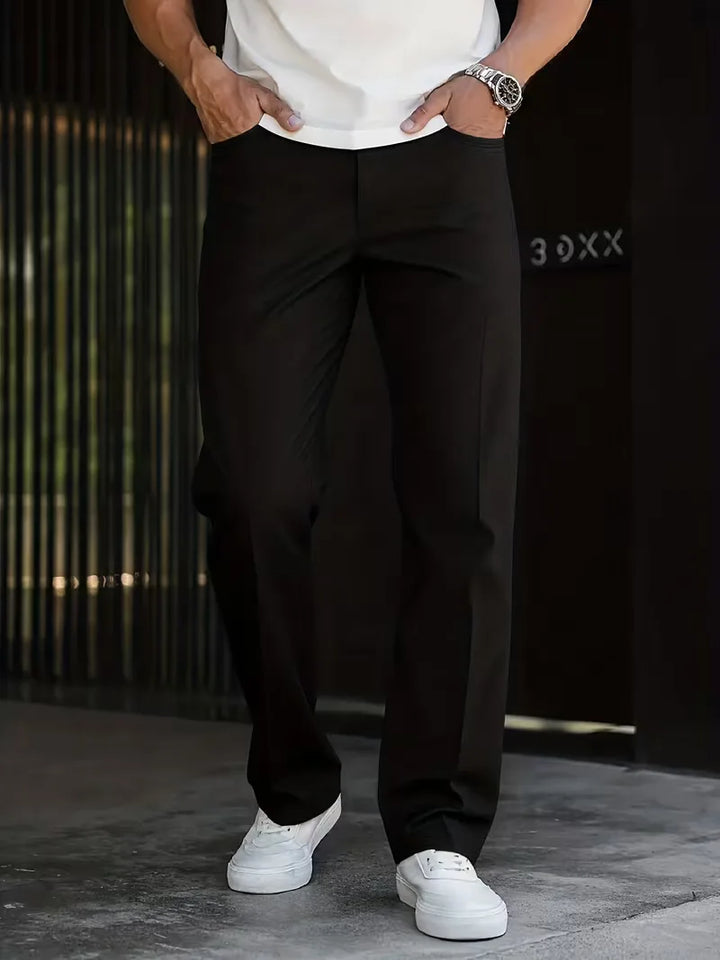 Comfortabele heren pantalon, effen en recht gesneden. Perfect voor kantoor of casual gelegenheden.
