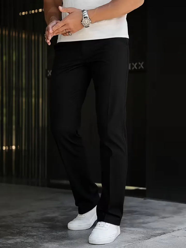 Tijdloze herenbroek met rechte pijpen, geschikt voor smart casual outfits. Zakelijk en comfortabel.
