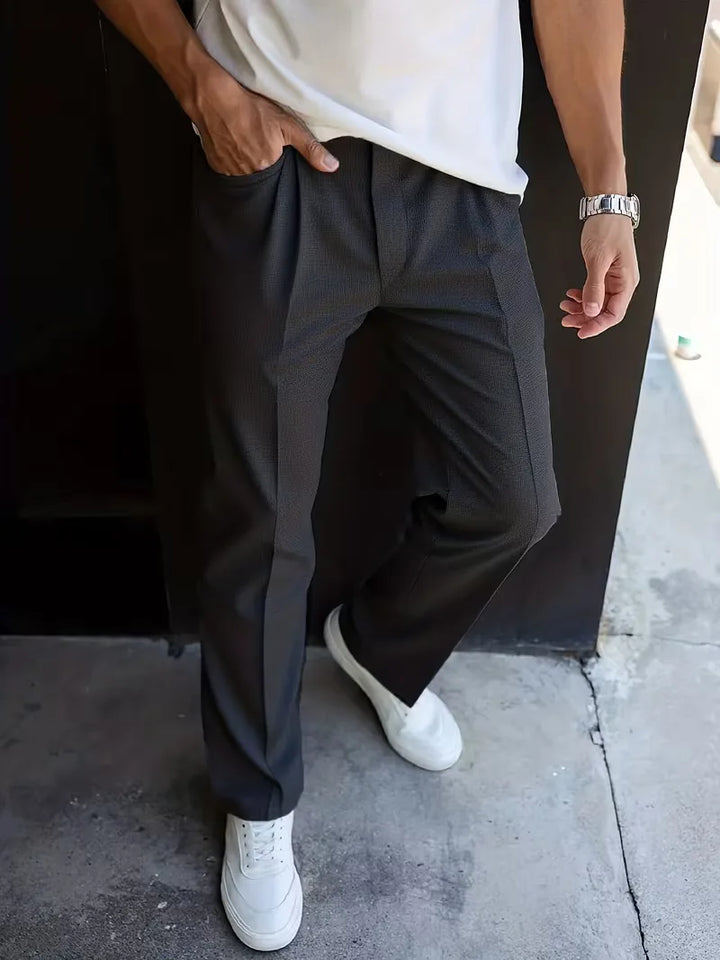 Klassieke heren pantalon, rechte pijpen. Comfortabel voor zakelijke meetings en formele events.