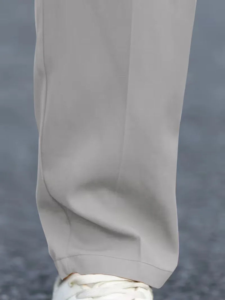Moderne smart casual heren pantalon, rechte pijpen, voor lente en zomerse dagen.