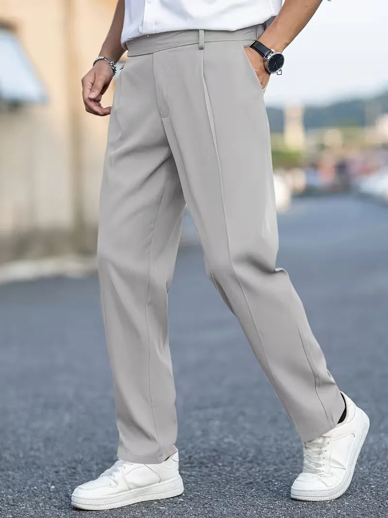 Lichte heren pantalon rechte pijpen, smart casual, ideaal voor de warmere dagen.