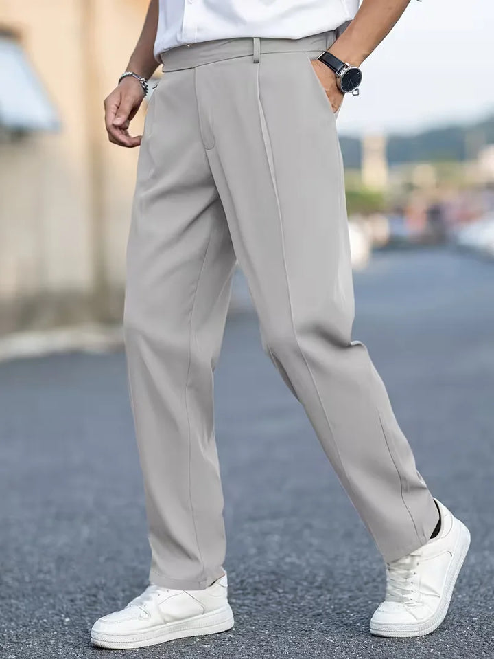 Lichte heren pantalon rechte pijpen, smart casual, ideaal voor de warmere dagen.