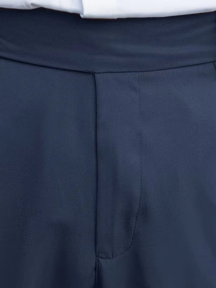 Veelzijdige heren pantalon, rechte pijpen, smart casual, voor een complete outfit.