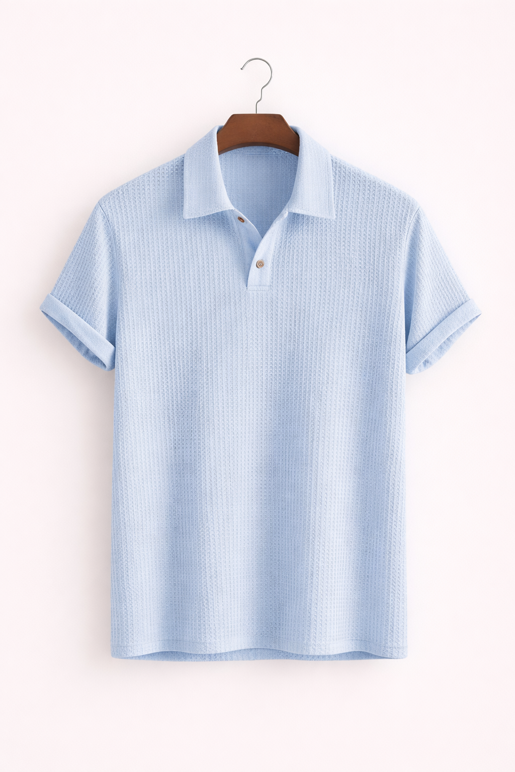 Comfortabel heren poloshirt met button-down kraag en subtiele structuur, perfect voor de zomer.