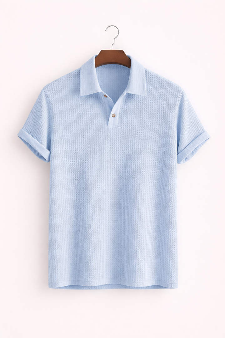 Comfortabel heren poloshirt met button-down kraag en subtiele structuur, perfect voor de zomer.