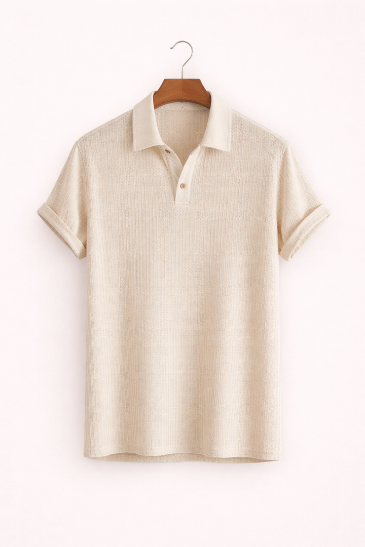 Geklede heren polo met button-down kraag, verfijnde structuurstof, casual chic uitstraling.