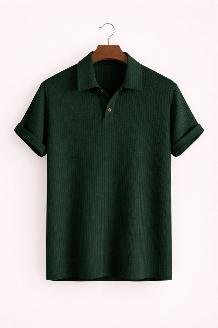 Close-up van de button-down kraag op een heren poloshirt met structuurstof, stijlvol en modern.