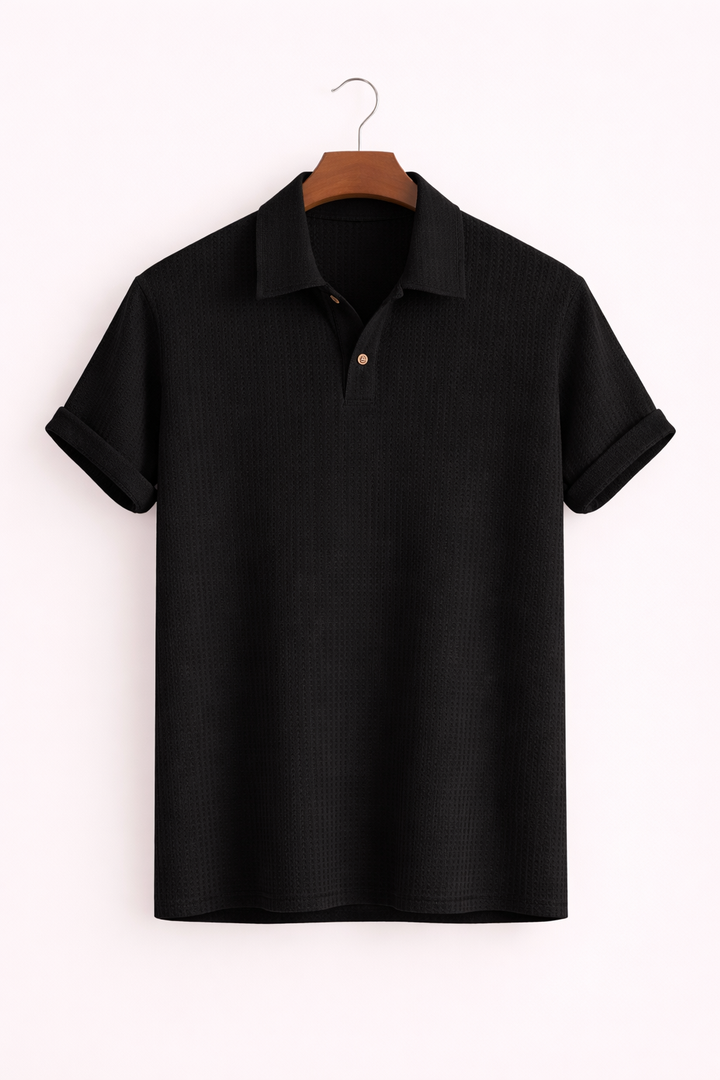 Volledige weergave van een heren polo met structuurstof en button-down kraag, comfortabele pasvorm.