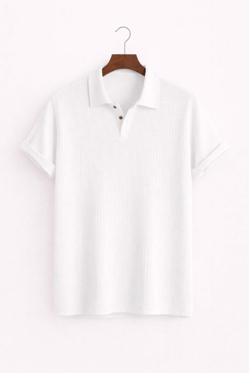 Details van de structuurstof op een heren poloshirt met een button-down kraag, luxe uitstraling.