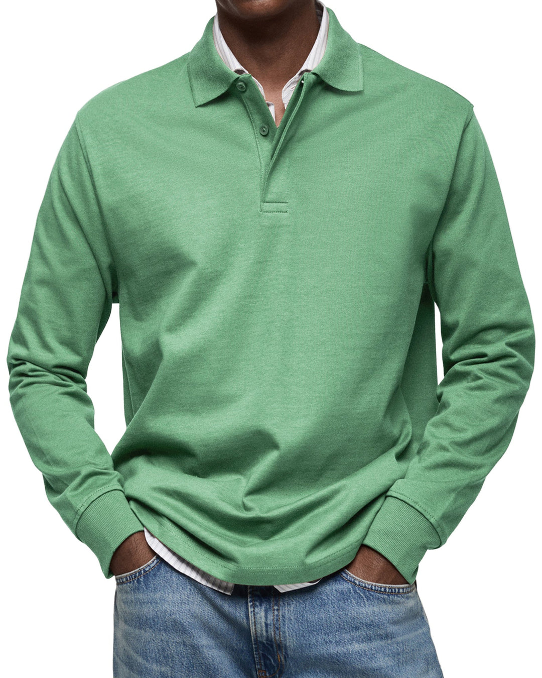 Man draagt comfortabele lange mouwen polo; perfect voor een ontspannen, stijlvolle look. Herenmode essentieel.
